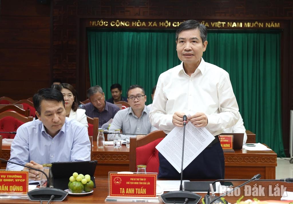 Phó Bí thư Tỉnh ủy, Chủ tịch UBND tỉnh Tạ Anh Tuấn báo cáo công tác khắc phục thiệt hại do bão số 13 và tình hình tăng trưởng kinh tế của tỉnh.