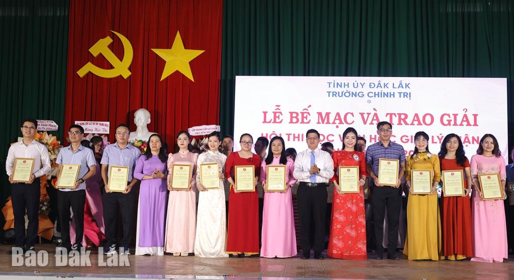 Lãnh đạo Trường Chính trị tỉnh trao Giấy chứng nhận “Học viên học giỏi lý luận chính trị năm 2025” cho các học viên.