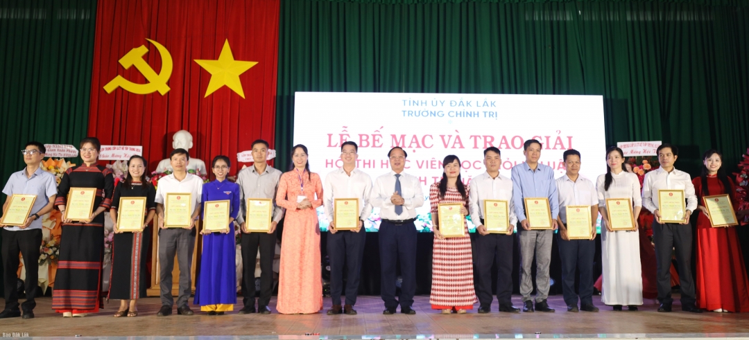 Tỉnh ủy viên, Bí thư Đảng ủy, Hiệu trưởng Trường Chính trị tỉnh Huỳnh Chiến Thắng và Phó Hiệu Trưởng Nguyễn Thị Thu trao 