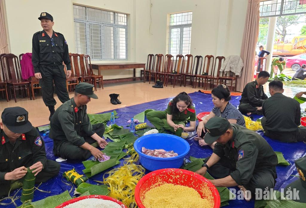 Cán bộ, chiến sĩ Công an phường Tân An  gói bánh chưng, bánh tét để gửi tặng Nhân dân vùng bị ngập lụt tại các xã phía Đông tỉnh Đắk Lắk.