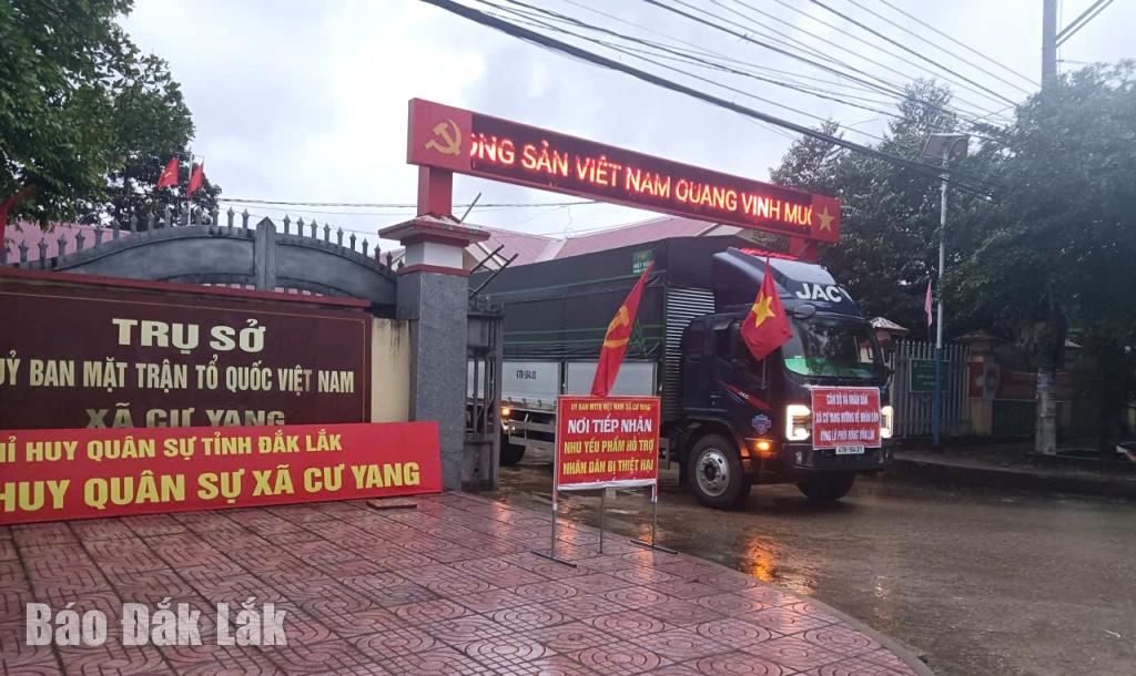 Các chuyến xe 0 đồng thực hiện vận chuyển hàng hóa do cán bộ, nhân dân xã Cư Yang ủng hộ đi hỗ trợ các xã phía Đông tỉnh.