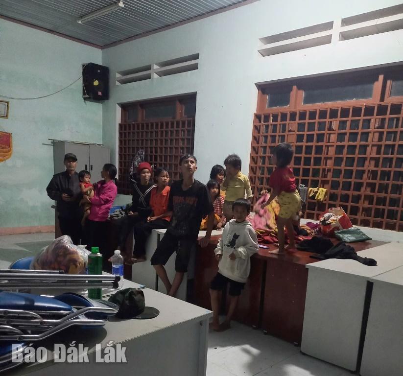 Các hộ dân của xã Ea Knốp bị ảnh hưởng bảo bão số 13 được di dời đến nơi an toàn