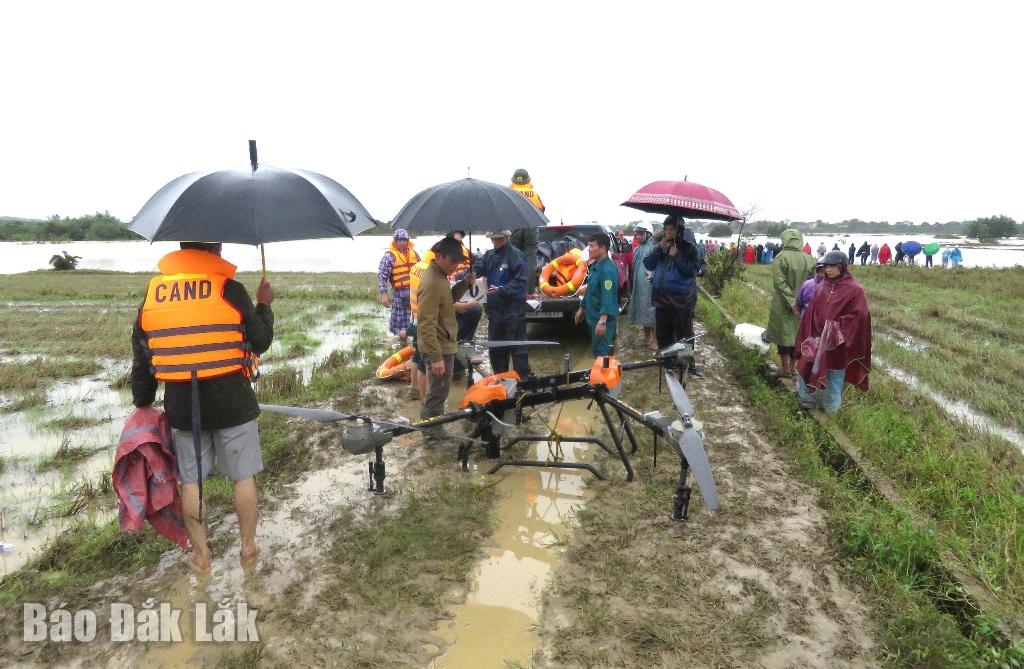 Công an xã Ea Ô sử dụng drone thực hiện công tác cứu nạn, cứu trợ.