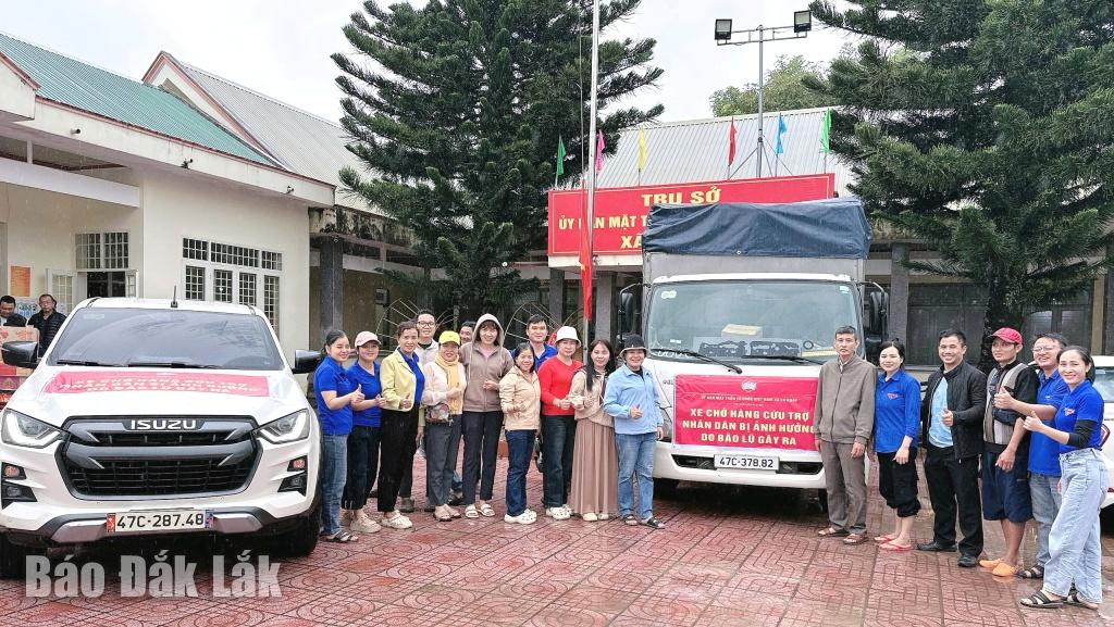 Xe tải vận chuyển hàng hóa, nhu yếu phẩm do cán bộ, nhân dân xã Ea Knốp ủng hộ đi hỗ trợ các xã phía Đông tỉnh Đắk Lắk.