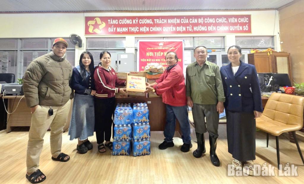 Ủy ban MTTQ Việt Nam xã Ea Knốp tiếp nhận nhu yếu phẩm hỗ trợ người dân bị thiệt hại do mưa lũ. 