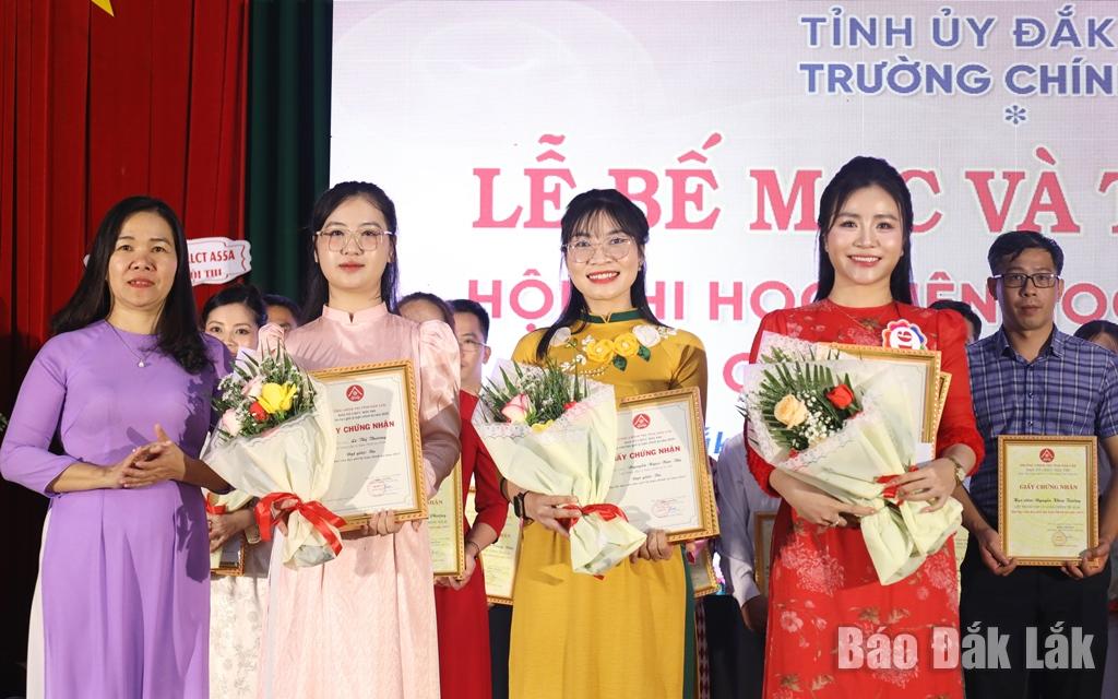 Phó Hiệu trưởng Trường Chính trị tỉnh NguyễnThị Kim Thoa trao giải Ba cho các học viên.