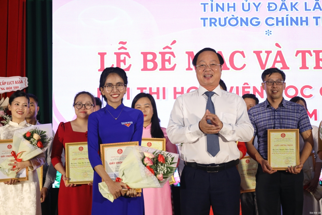 Tỉnh ủy viên, Bí thư Đảng ủy, Hiệu trưởng Trường Chính trị tỉnh Huỳnh Chiến Thắng trao giải Nhất cho học viên H’Mêriam Kbuôr, lớp Trung cấp Lý luận chính trị A55A.