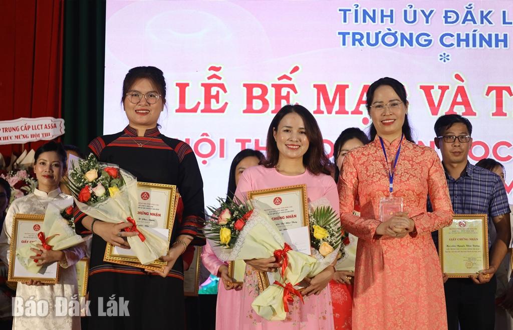 Phó Hiệu trưởng Trưởng Chính trị tỉnh Nguyễn Thị Thu trao giải Nhì cho 2 học viên.