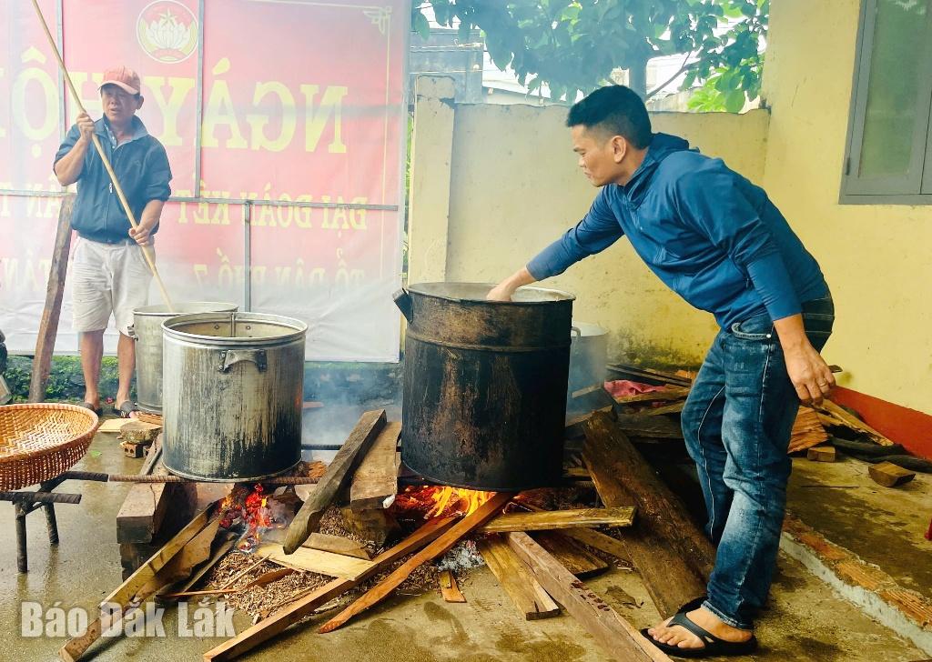 Người dân tổ dân phố 7, phường Tân An tự nguyện góp sức nấu bánh chưng, bánh tét gửi tặng bà con vùng ngập lụt phía Đông tỉnh Đắk Lắk.
