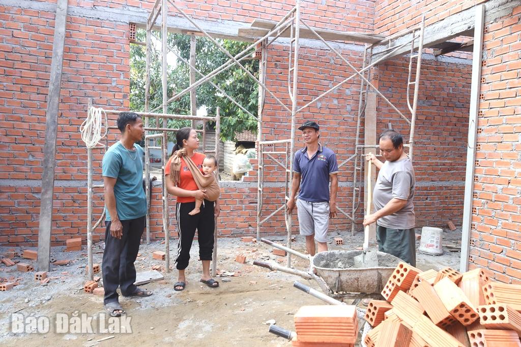 Gia đình chị H’Luyễn Niê ở buôn Khanh, xã Cư Pui được hỗ trợ xây dựng nhà ở từ nguồn vốn của Chương trình 1719.