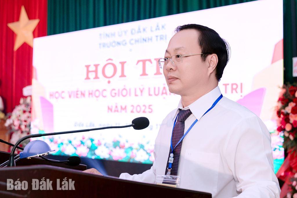 Tỉnh ủy viên, Bí thư Đảng ủy, Hiệu trưởng Trường Chính trị tỉnh Huỳnh Chiến Thắng phát biểu khai mạc hội thi.