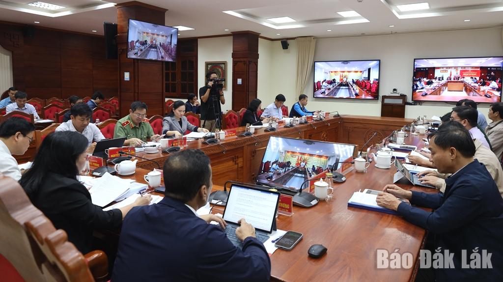 Các đại biểu tham dự họp trực tiếp kết nối trực tuyến với điểm cầu UBND tỉnh (cơ sở 2) ở phường Tuy Hòa, tỉnh Đắk Lắk.