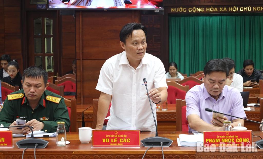 Lãnh đạo Sở Nội vụ góp ý các nội dung tại phiên họp.