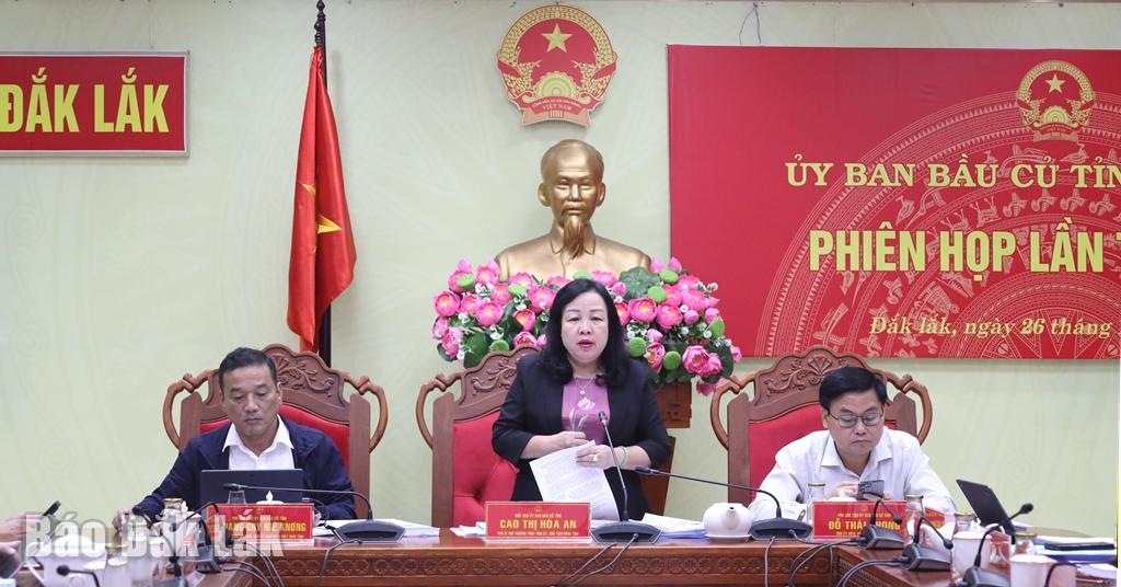 Đồng chí Cao Thị Hòa An, Phó Bí thư Thường trực Tỉnh ủy, Chủ tịch HĐND tỉnh, Chủ tịch UBBC tỉnh phát biểu tại phiên họp.