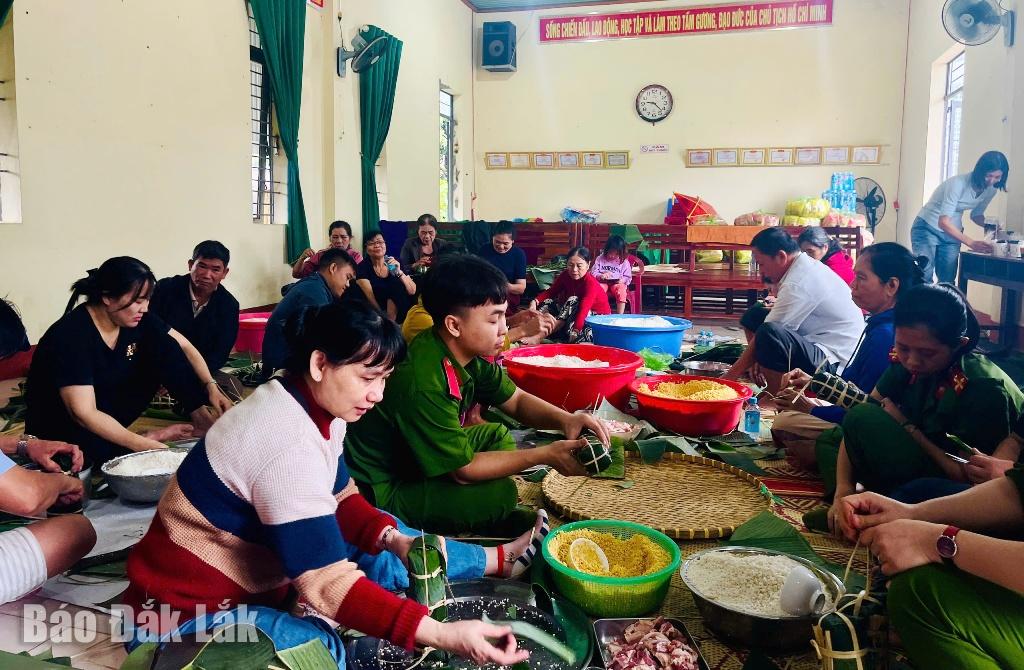 Đông đảo cán bộ, đảng viên, đoàn viên, hội viên và Nhân dân tổ dân phố 7, phường Tân An chung tay gói bánh để gửi tặng Nhân dân vùng lũ.