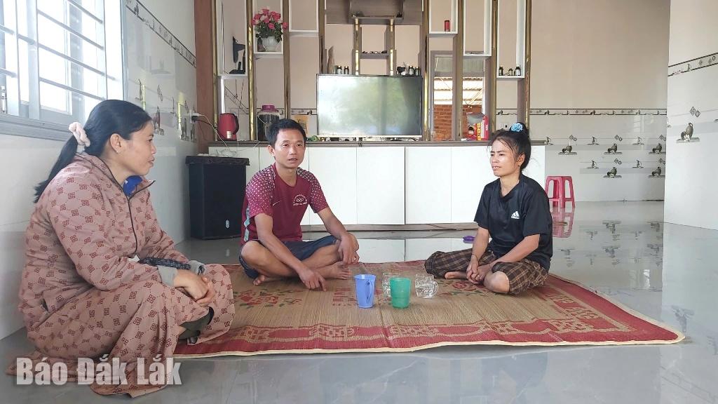 Gia đình anh Lương Văn Panh (dân tộc Thái) ở thôn 19, xã Ea Rốk có cuộc sống ổn định hơn sau khi thôn được đầu tư cơ sở hạ tầng từ nguồn vốn của Chương trình 1719.