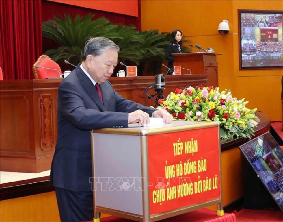 Tổng Bí thư Tô Lâm quyên góp, ủng hộ nhân dân vùng thiên tai sớm vượt qua khó khăn, mất mát. Ảnh: dangcongsan.vn