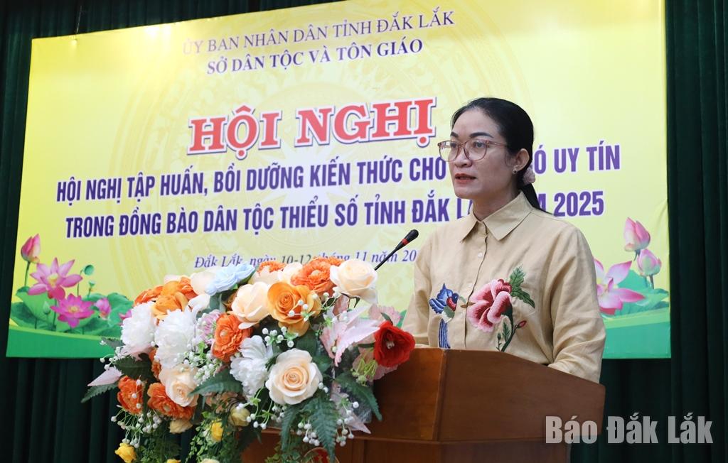 Phó Giám đốc Sở Dân tộc và Tôn giáo Nay H’Nan phát biểu tại hội nghị.