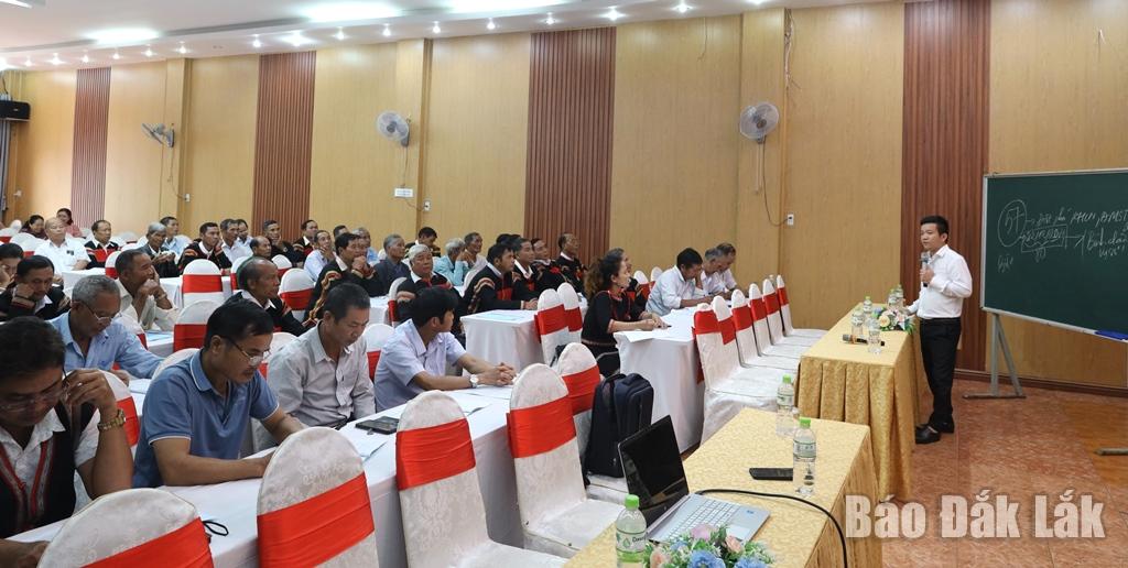 Lãnh đạo Ban Tuyên giáo và Dân vận Tỉnh ủy truyền đạt nội dung chuyên đề Phổ biến phong trào bình dân học vụ số.