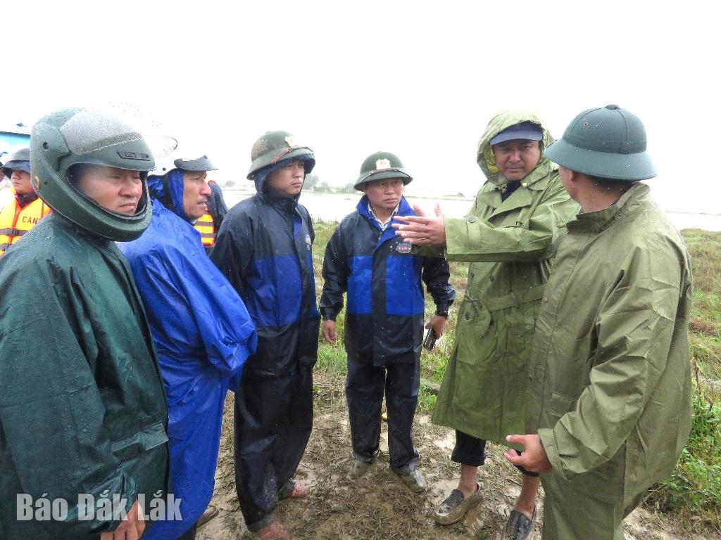 Tỉnh ủy viên, Phó trưởng Ban Tổ chức Tỉnh ủy Y Nhuân Byă cùng lãnh đạo và cac 1lực lượng chức năng xã Ea Ô kiểm tra, chỉ huy công tác ứng phó ngập lụt, cứu hộ cứu nạn trên địa bàn xã Ea Ô.