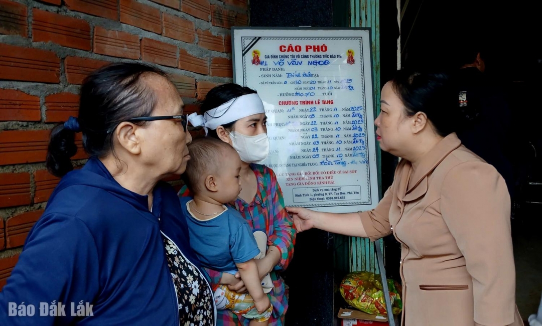 Phó Bí thư Thường trực Tỉnh ủy, Chủ tịch HĐND tỉnh Cao Thị Hòa An thăm gia đình ông V.V.Ng. (70 tuổi) ở khu phố Ngọc Phước 1 (phường Tuy Hòa) mất do mưa lũ. Ảnh: Trung Hiếu 