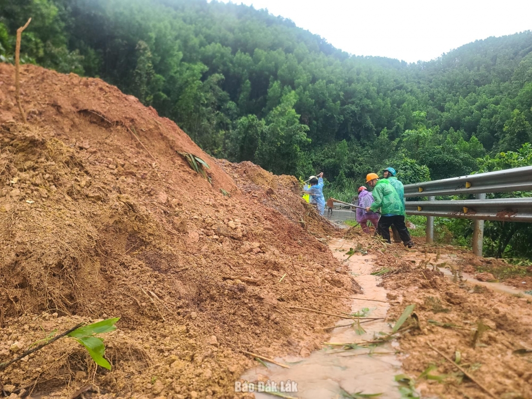Lực lượng chức năng triển khai khắc phục sạt lở ở đèo Phượng Hoàng. Ảnh: Lê Thành
