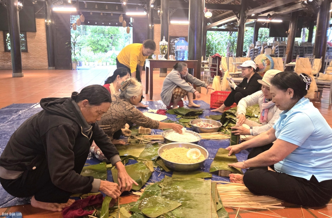 Hội Nữ doanh nhân đã ủng hộ và vận động huy động 100 nhân công để gói 1,2 tấn bánh chưng, bánh tét