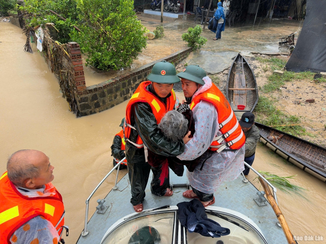 Các chiến sĩ lập tức cố định vết thương, đưa cụ lên ca nô vượt lũ đến bệnh viện an toàn.