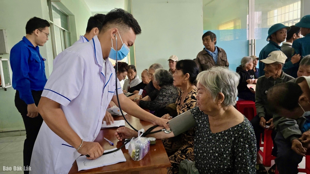 Bác sĩ khám bệnh cho người dân phường Bình Kiến.