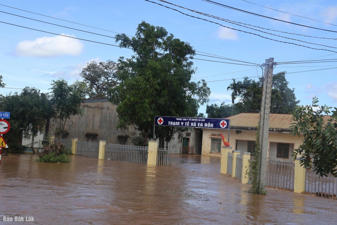 Trạm Y tế xã chìm sâu trong nước lũ.