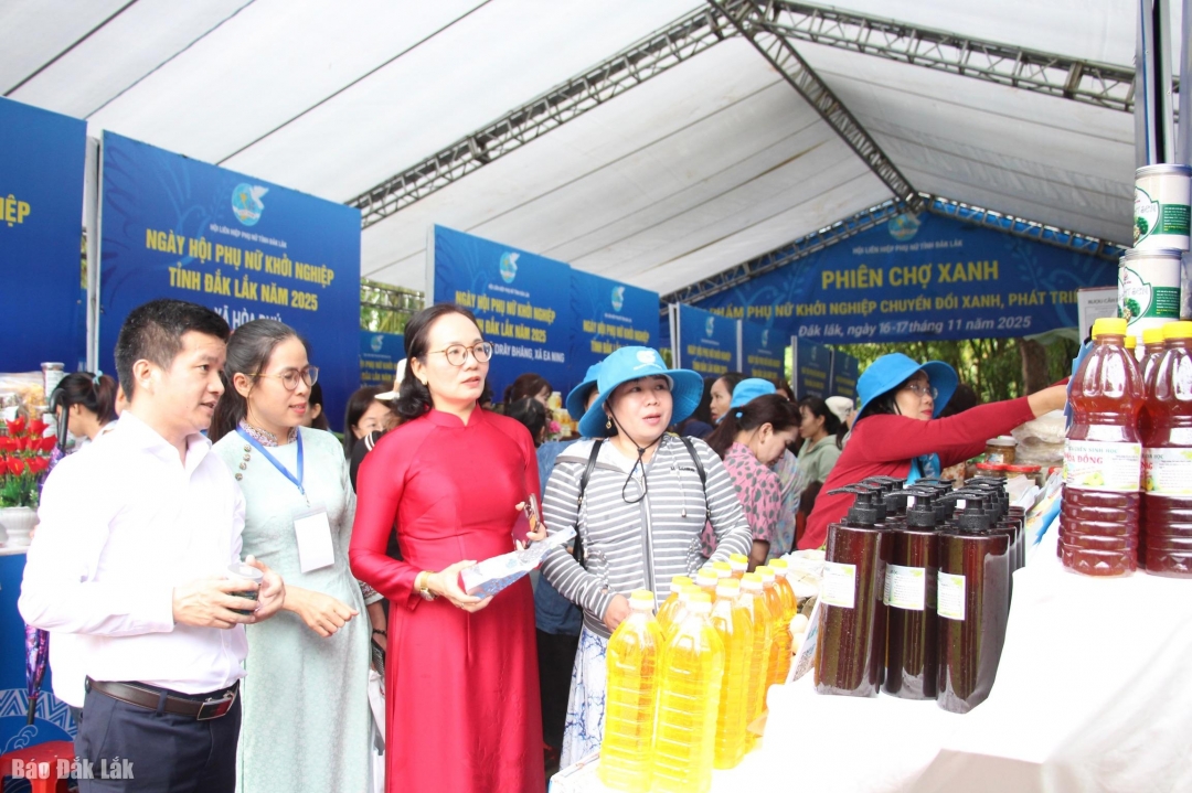 Đại biểu tham quan gian hàng trưng bày sản phẩm khởi nghiệp của phụ nữ.