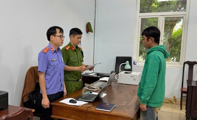 Cơ quan chức năng thi hành lệnh khởi tố, bắt tạm giam đối với Trịnh Văn Tri. Ảnh: Viện KSND tỉnh cung cấp.