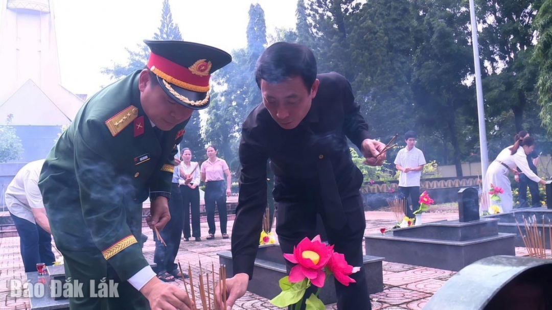 Các đại biểu dâng hương tại các phần mộ liệt sĩ.