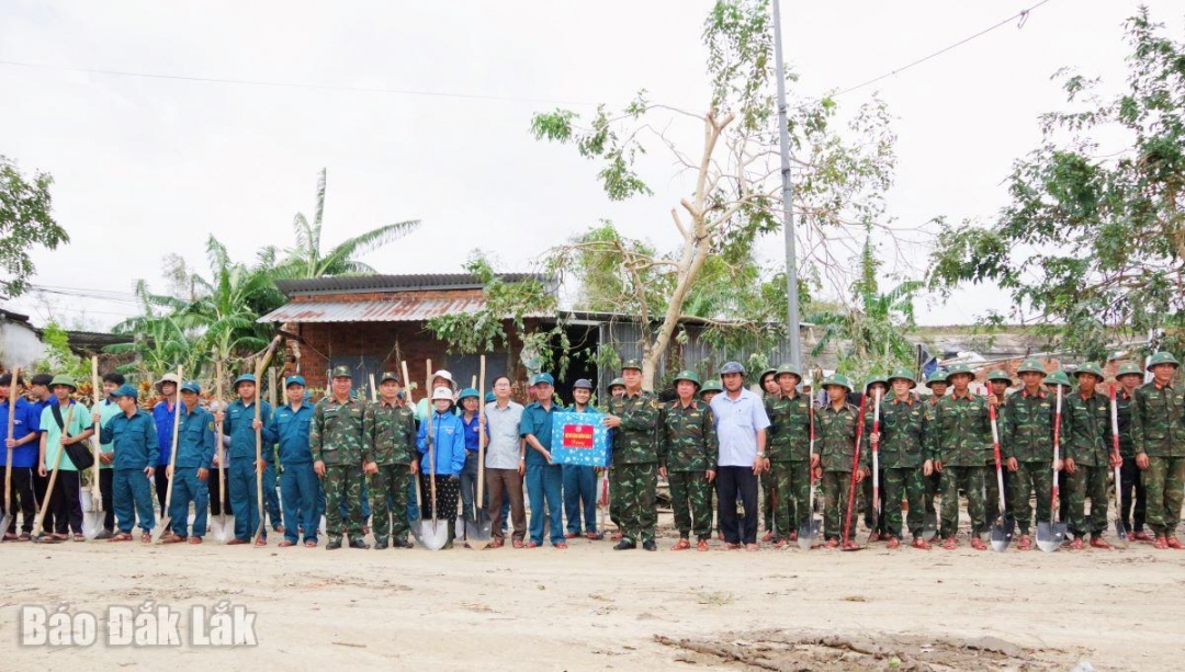 2.	Thiếu tướng Trần Thanh Hải, Phó Tư lệnh Quân khu 5 tặng quà cho các lực lượng