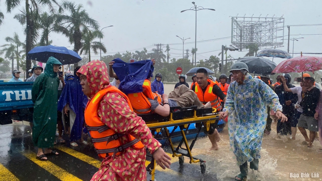Một người dân ở phường Tuy Hòa bị lạnh rét sau 1 ngày đêm ngồi trên mái nhà đã được lực lượng cứu hộ địa phương cứu đưa về trạm y tế