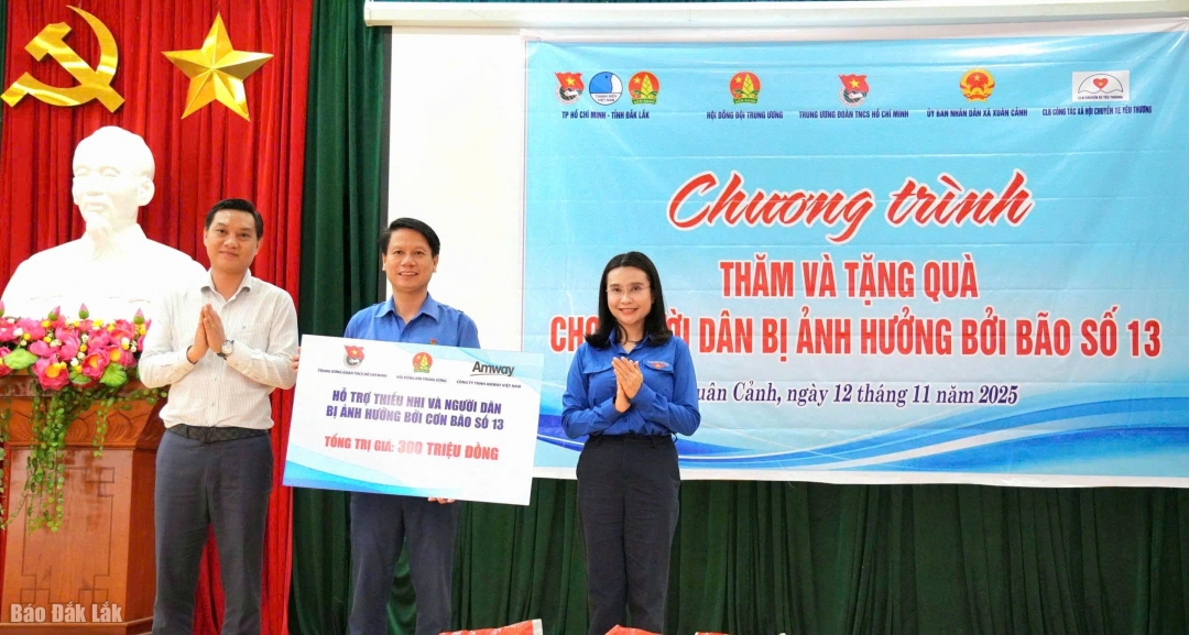 Bí thư Ban Chấp hành Trung ương Đoàn, Chủ tịch Hội đồng Đội Trung ương Đoàn cùng đơn vị tài trợ trao bảng tượng trưng kinh phí hỗ trợ người dân bị ảnh hưởng do bão lũ.