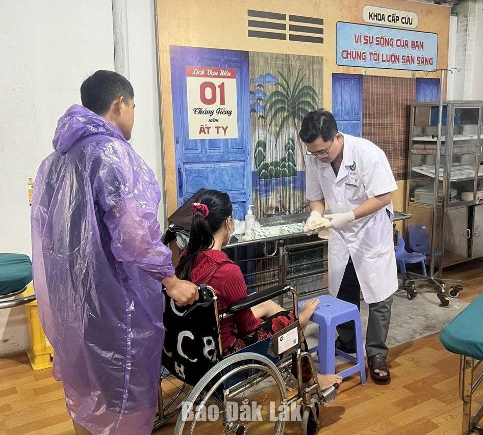 Dù mưa lũ gây nhiều khó khăn, nhân viên y tế Bệnh viện Đa khoa Phú Yên vẫn nỗ lực duy trì chăm sóc và điều trị cho người bệnh.