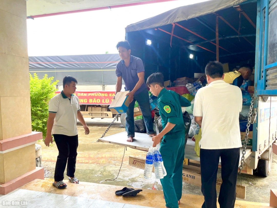 nhu yếu phẩm do người dân, c