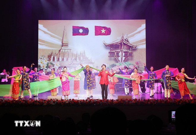 Chương trình văn nghệ chào mừng kỷ niệm 50 năm Quốc khánh nước Cộng hòa Dân chủ Nhân dân Lào (2/12/1975-2/12/2025) và 105 Ngày sinh Chủ tịch Kaysone Phonvihane. Ảnh: TTXVN