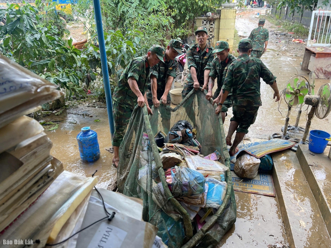 Các lực lượng chung tay dọn dẹp vệ sinh môi trường 
