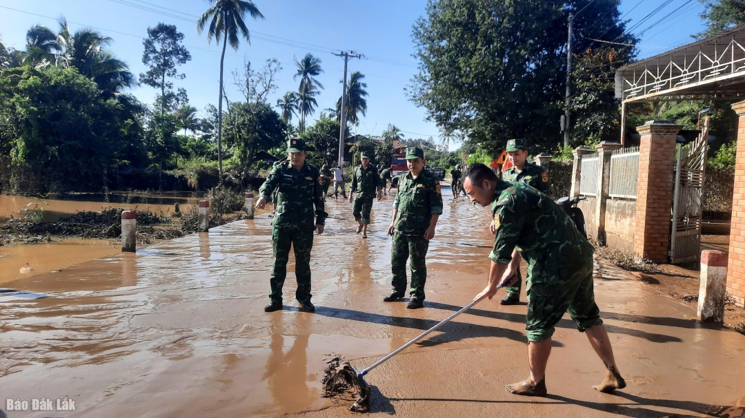 Cán bộ, chiến sĩ Bộ đội Biên phòng tỉnh Đắk Lắk cùng các lực lượng dọn dẹp vệ sinh môi trường sau ngập lụt.