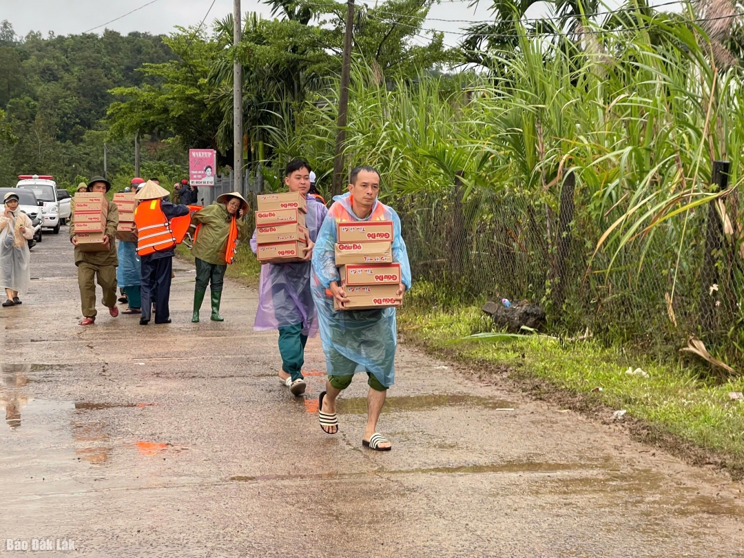 thực phẩm, nhu yếu phẩm được các lực lượng chức năng khẩn trương 