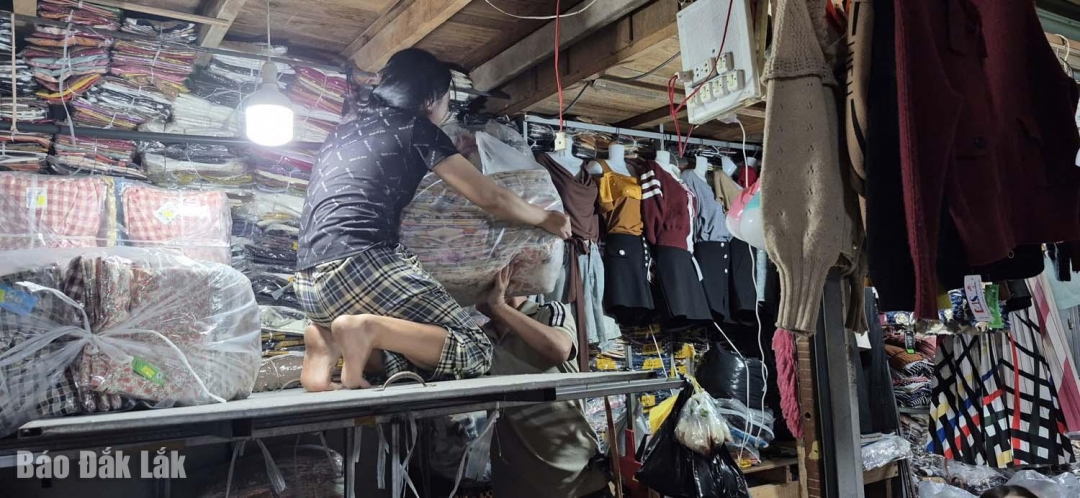 Tiểu thương kê hàng hóa lên cao để tránh ngập lụt có thể xảy ra sau bão.