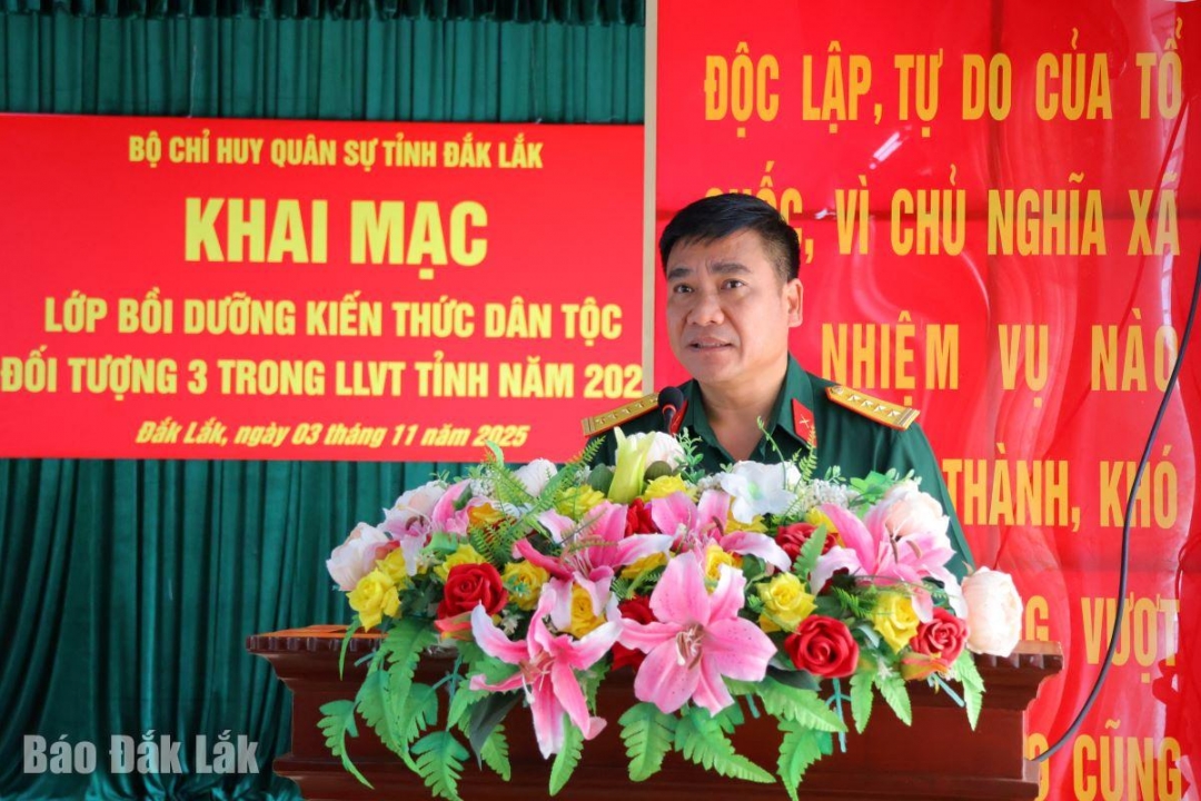 Đại tá Ksơr Lành, Phó Chính ủy Bộ Chỉ huy Quân sự tỉnh phát biểu khai mạc lớp bồi dưỡng.