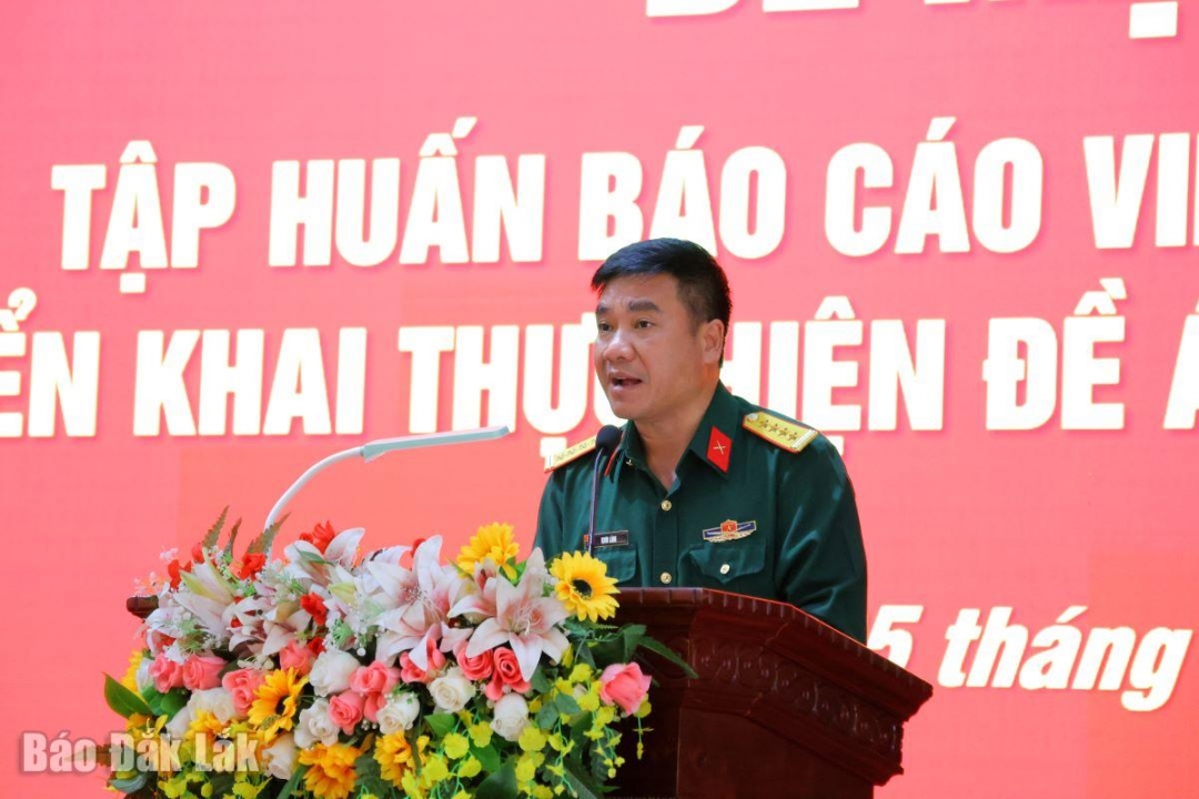 Đại tá Ksơr Lành, Phó Chính ủy Bộ Chỉ huy Quân sự tỉnh phát biểu bế mạc lớp tập huấn.