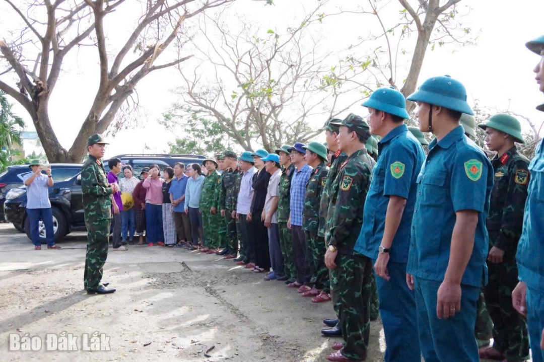 Thiếu tướng Lương Đình Chung, Bí thư Đảng ủy, Chính ủy Quân khu phát biểu chỉ đạo các lực lượng tích cực giúp dân