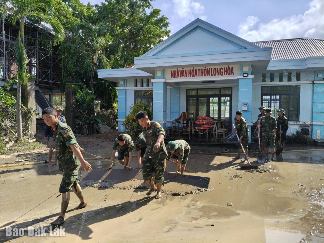 Cán bộ, chiến sĩ Trung đoàn 38 giúp dân