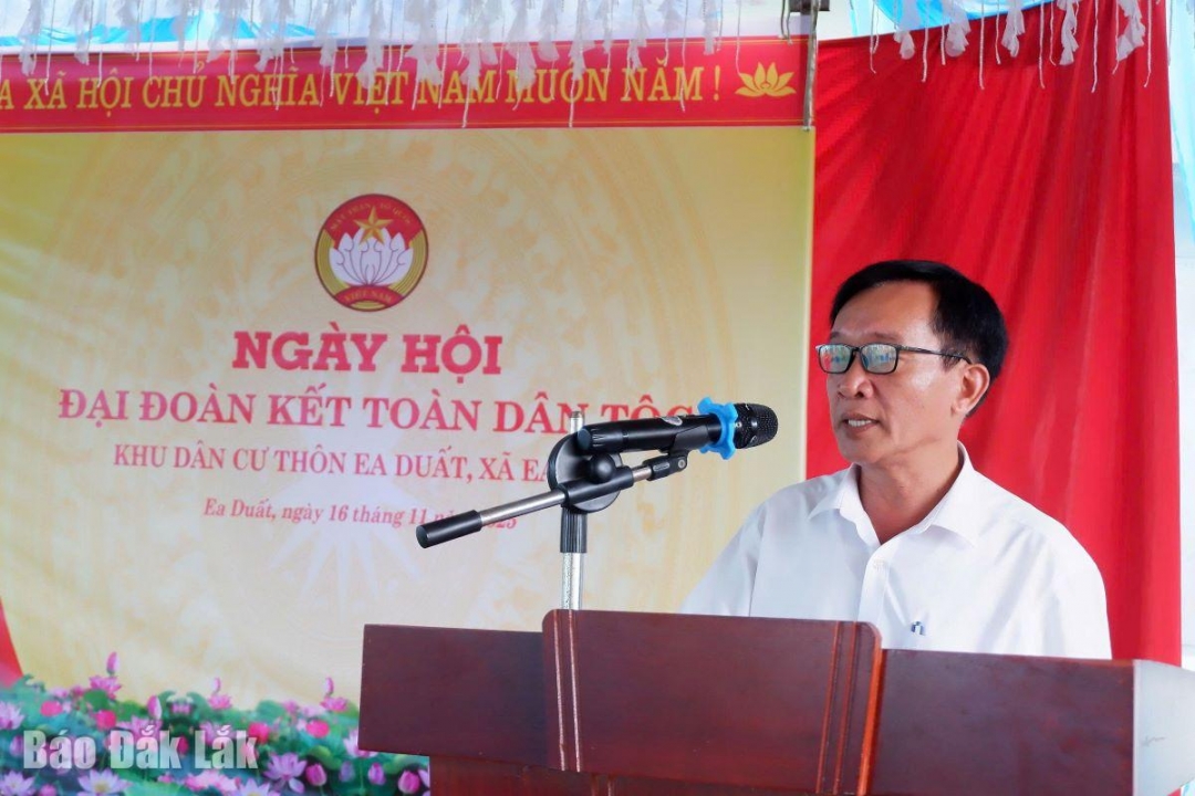 Phó Chủ tịch Ủy ban MTTQ Việt Nam tỉnh Lê Bá Cảnh phát biểu tại ngày hội.