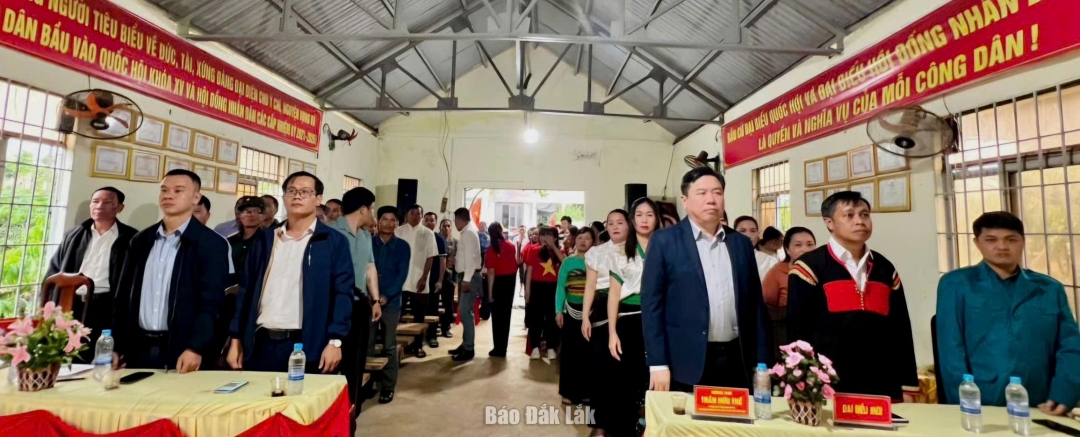 Các đại biểu và đông đảo nhân dân tham dự ngày hội.