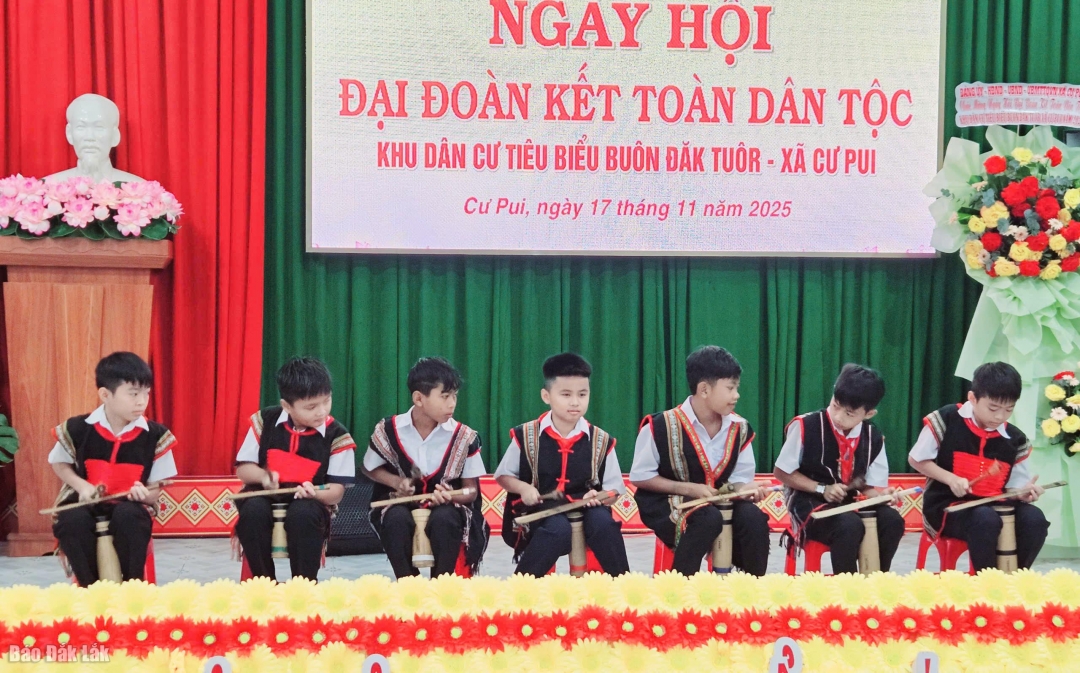 Một tiết mục văn nghệ truyền thống của các em thiếu nhi biểu diễn tại Ngày hội.